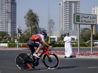 منصور بن محمد يحضر نهائي البطولة العالمية للترايثلون تي 100 في مضمار ميدان