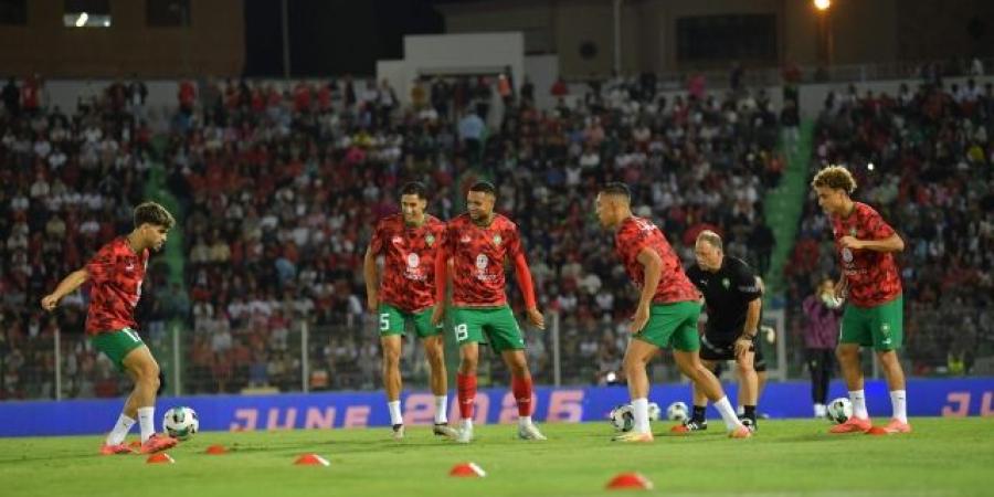 غوارديولا يُراقب لاعبًا مغربيًا رفض برشلونة لتعويض كايل ووكر