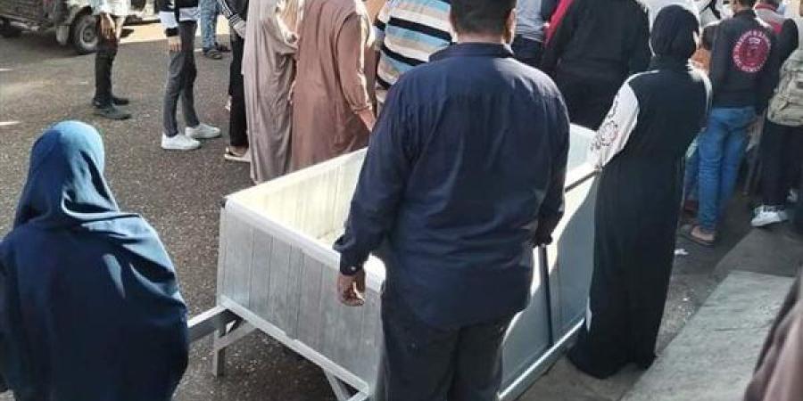 الحزن يكسو الوجوه.. لحظة وصول جثامين ضحايا حادث المطرية بالدقهلية لأداء صلاة الجنازة - مصر بوست