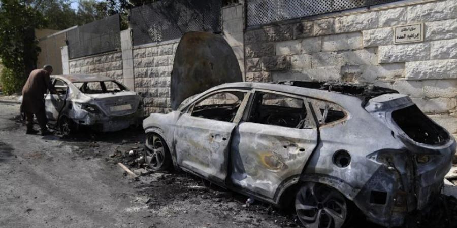 مستوطنون يحرقون مركبات الفلسطينيين ويهاجمون منازلهم بنابلس - مصر بوست