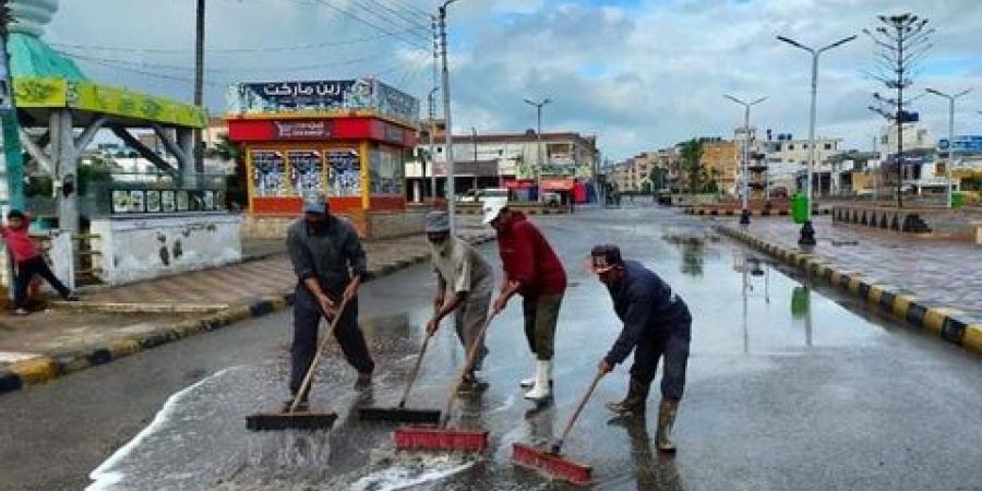 محافظ كفر الشيخ يتابع عمليات كسح مياه الأمطار بمصيف بلطيم