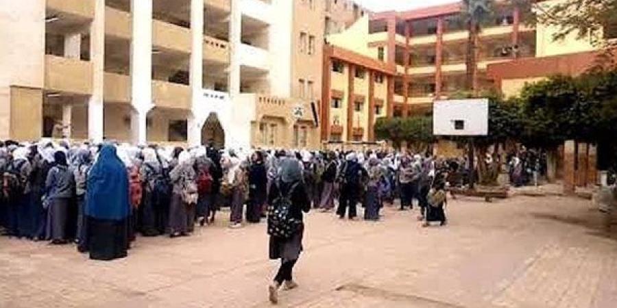 ناموا على ضهرهم ومشي عليهم.. اتهام معلم بمعاقبة تلاميذه بطريقة شنيعة في مدرسة بمدينة نصر